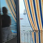 Appartement A Stones Throw From The Sea