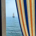 Appartement A Stones Throw From The Sea