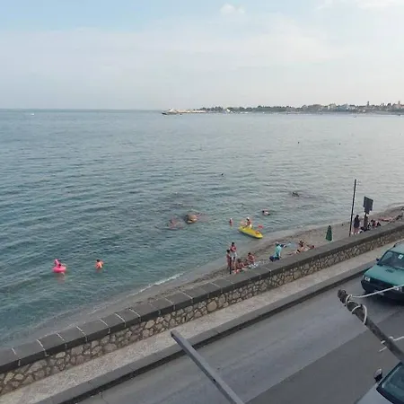 A Stones Throw From The Sea Appartement Giardini-Naxos